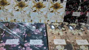 Doorgirft Spoon And Fork Wedding Gift / 1 Set Doorgirft Souvenir / Wedding Gift / Souvenir Doorgirft / Souvenir Doorgirft Spoon And Fork is an Unique Doorgirft in the Event of Wedding Parties / Gift Souvenir VIP.