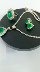 เซ็ทสร้อยคอแหวนต่างหูเงินชุบทองคำขาวประดับพลอยมรกตแท้ทรงไข่ล้อมพลอยเพทายขาว