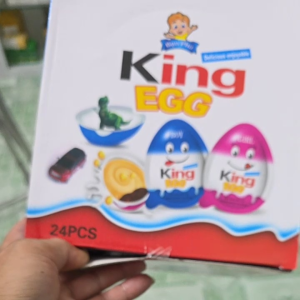Hộp kẹo King Egg 24 viên hình trứng màu sắc tươi sáng với hình ảnh xe hơi và trứng phù hợp cho trẻ em trong bối cảnh mua sắm.