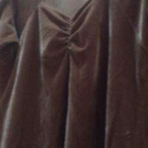 (สินค้ามือสอง)ซื้อมายังไม่เคยใส่สภาพมือ 1 ราคามือ 2 เสื้อกำมะหยี่ เสื้อแขนสั้นกำมะหยี่ ใส่สบายผ้ากำมะหยี่ยืด อก 32-38