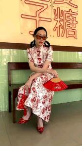 เสื้อกี่เพ้าปักลายดอกไม้เรื่อย กระโปรงยาวจับจีบ สำหรับคนที่ชื่นชอบกิจกรรมดอกไม้