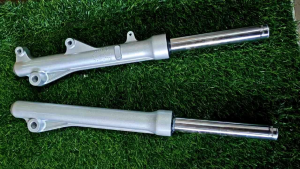 FRONT SHOCK HONDA BEAT/SCOOPY CARB black/silver its depends on what is available