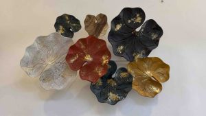 ใบบัวแกะสลัก ไม้แกะสลัก แต่งบ้าน กว้าง 85 x สูง 60 cm. ทำจากไม้เนื้อแข็ง ทำสีแอนทิค ใช้เทคนิคปัดทองเปลว แขวนผนัง Lotus Leaf Wooden Carved Wall Art