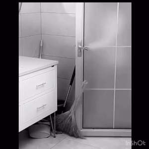 [ READY STOCK ] Bathroom Broom Mop Cleaning Rod Holder Gripper With Self Adhesive Sticker Reusable No Drilling Design 免打孔拖把挂钩壁挂拖把架神器浴室卫生间拖把夹子扣无痕粘贴粘钩