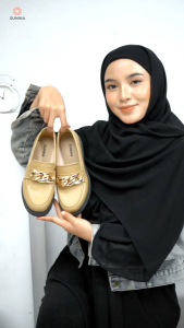 Zunika Jolie Docmart Loafers Maryjane Shoes\\n\\nZunika Jolie Docmart Loafers & Maryjane Shoes adalah sepatu wanita elegan yang menggabungkan desain klasik dan modern dengan kenyamanan sepatu kulit. Dalam artikel ini, kita akan membahas lebih lanjut mengenai Zunika Jolie Docmart Loafers, fitur utama, dan mengapa Anda harus memilihnya sebagai sepatu wanita elegan.\\n\\n Mengenal Zunika Jolie Docmart Loafers\\n\\n Desain Klasik & Modern\\n\\nZunika Jolie Docmart Loafers menghadirkan desain klasik dan modern yang sempurna untuk setiap kesempatan. Desain klasiknya memberikan kesan elegan dan tegas, sementara sentuhan modern memberikan keunikan dan gaya yang trendi.\\n\\n Kenyamanan Sepatu Kulit\\n\\nZunika Jolie Docmart Loafers dibuat dari bahan kulit berkualitas tinggi yang menawarkan kenyamanan maksimal saat dipakai. Desainnya yang ergonomis memastikan kenyamanan sepanjang hari, sehingga Anda dapat menjalani aktivitas Anda dengan percaya diri.\\n\\n Fitur Utama Zunika Jolie Docmart Loafers\\n\\n Kartu Garansi\\n\\nSetiap pasang Zunika Jolie Docmart Loafers dilengkapi dengan kartu garansi yang memberikan jaminan kualitas dan kepuasan pelanggan. Dengan kartu garansi ini, Anda dapat merasa aman dan nyaman saat membeli sepatu ini.\\n\\n Cara Perawatan\\n\\nUntuk menjaga kualitas dan tampilan Zunika Jolie Docmart Loafers tetap terjaga, ikuti petunjuk perawatan berikut:\\n\\n- Bersihkan sepatu secara rutin menggunakan kain lembut.\\n- Hindari mengenakan sepatu saat hujan atau berada di lingkungan yang lembab.\\n- Simpan sepatu di tempat yang kering dan aman.\\n\\n Mengapa Memilih Zunika Jolie Docmart Loafers\\n\\n Keunggulan Zunika Jolie Docmart Loafers\\n\\nZunika Jolie Docmart Loafers memiliki beberapa keunggulan yang menjadikannya pilihan sempurna sebagai sepatu wanita elegan:\\n\\n- Desain klasik dan modern yang trendi\\n- Kenyamanan sepanjang hari dari bahan kulit berkualitas tinggi\\n- Kartu garansi yang memberikan jaminan kualitas dan kepuasan pelanggan\\n\\n Perbandingan dengan Sepatu Wanita Elegan Lainnya\\n\\nDibandingkan dengan sepatu wanita elegan lainnya, Zunika Jolie Docmart Loafers menawarkan kenyamanan dan gaya yang tak tertandingi. Dengan desain klasik dan modern yang trendi, Zunika Jolie Docmart Loafers adalah pilihan yang tepat untuk setiap kesempatan.\\n\\nKesimpulannya, Zunika Jolie Docmart Loafers adalah sepatu wanita elegan yang menggabungkan desain klasik dan modern dengan kenyamanan sepatu kulit. Dengan fitur utama seperti kartu garansi dan cara perawatan yang mudah, serta keunggulan yang tak tertandingi, Zunika Jolie Docmart Loafers adalah pilihan sempurna untuk setiap wanita yang mencari sepatu elegan dan nyaman.\n}