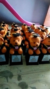 Piala Wisuda Teddy Bear 11-12cm custom tulisan happy graduation