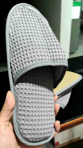 รองเท้าใส่ในบ้านผ้ารังผึ้งสีเทาขนาด28ซม.หนานุ่มซักได้