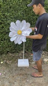 standing bunga giant flower motif bunga Daisy dekorasi pelaminan / giant flower photogrgraphi / bunga hias