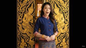 เสื้อพื้นเมืองผู้หญิงคอจีนแต่งแถบผ้าทอลาย