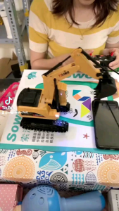 Xe xúc điều khiển 6 kênh gàu sắt sạc pin mô phỏng như xe thật