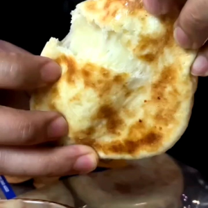 [FAST SELLING] AUNTIE NAAN Mini Cheese/Plain Naan 8 PCS Free Garlic Spread