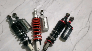 SHOCKBREAKER/SHOCK BELAKANG VARIO 125 VARIO 150 TABUNG MDL COPY YSS BLACK SERIES UKURAN 330MM DAN 310MM UNIVERSAL MATIC VARIO 125 VARIO 150 MIO BEAT MIO SOUL GT MIO SPORTY MIO SMILE FINO GENIO SHOCK BREAKER TABUNG MDL YSS G SERIES