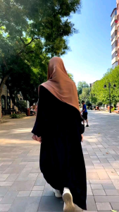 Abaya Zizura: Bahan Nyaman, Ukuran Universal, Desain Elegan