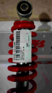 KYB SHOCK BELAKANG KAYABA PREMIUM 320MM ALL MOTOR MATIC KYOS-51130 HITAM MERAH