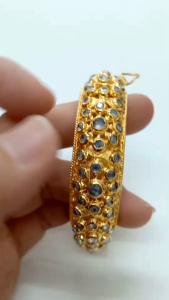 กำไลข้อมือเพชรซีกโบราณฉลุลายดอกไม้รอบวงแบบสวยงาม เส้นผ่าศูนย์กลางประมาณ5.5ซม.ตัวเรือนเหรียญสตางค์ชุบทองไมครอน ราคาย่อมเยา