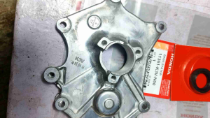 11361-K3V-N00 TEMPAT DUDUKAN SPUL MAGNET DAN SEAL SIL HONDA VARIO 160 PCX ADV STYLO TUTUP POMPA OLI BASE STATOR ASSY ASLI