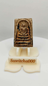 C195 พระสมเด็จ วัดระฆัง พิมพ์ใหญ่ เกศทะลุซุ้ม มีหน้ามีตา เนื้อสีน้ำตาล ลงรักปิดทอง ขนาด 2.8x3.8 cm