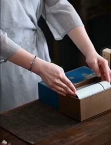 Lư xông trầm tích điện dùng xạc pin có núm điều chỉnh nhiệt nhiệt cao tới 400°C. Chất liệu gốm sứ cao cấp xông được tinh dầu  trầm bột  trầm miếng…( QUÀ TRI ÂN: Hũ Kì Hải Nam 5g mùi thơm sống)