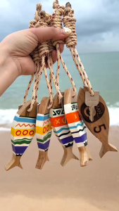 ปลาไม้ ทำจากไม้สักหนา 1.5 cm ปลาท์ หมอน กลิ่น สวย ติดผนัง ไม้ใหญ่ สลักรูปปลา พร็อพทะเล ตกแต่งแนวทะเล และพร็อพแนวทะเล ความน่าใช้งาน สะอาด เสริมสวยมือ ยังไม่ผ่าตัด ปลาไม้ที่มีพื้นที่ 1.5 ซม