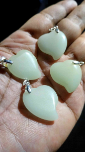 Liontin batu plourite bisa bersinar dikegelapan liontin batu magic liontin batu aura liontin batu giok glow in the dark