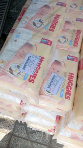 TÃ DÁN HUGGIES SKIN PERFECT MỚI NB70+4/S54+4/M46+3 VỚI HAI VÙNG THẤM GIẢM KÍCH ỨNG DA BÉ