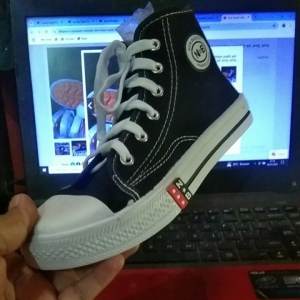 SEPATU SEKOLAH N.B BOT HITAM PUTIH SOL KUNING TALI RELPICT