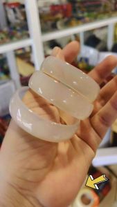 Vòng tay Mã Não Trắng bản hẹ mang phong cách trẻ trung xinh xắn cho nữ.