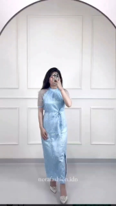 Gaun Pesta Aurelia Bordir Mutiara Elegan dengan Slit Panjang dan Kerah Berdiri