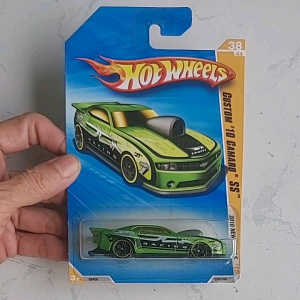 Diecast Hot Wheels Custom 10 Camaro SS ( First Edition )