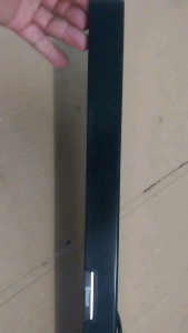 1 cái loa hãng kết nối Bluetooth của hàn quốc sản xuất kiểu dáng sang trọng kích thước dài 55cm ngang 10cm cao 4cm Loa có 4 kênh 2 bass và 2 treble