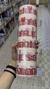 APPN(1กล่องมี12ม้วน มีคลิปรีวิว) เทปกาว เทปกาวระวังแตก“ สีขาว/แดง“ เทปกาว เหนียวแน่น ติดทน ไม่หลุดง่าย • ใช้งานอเนกประสงค์ ปิดกล่อง แพ็กของ ส่งพัสดุ มั่นใจทุกชิ้น • เนื้อกาวคุณภาพ ติดแน่น ลอกไม่เป็นขุย •เห็นชัด •เทปกาวคุณภาพของแท้ (1206181216)