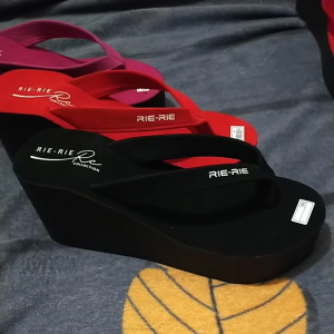 Sandal Jepit Wanita Terbaru 2024 Tinggi 9 cm & Sendal Perempuan Spon Bludru
