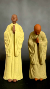 Tượng Tăng Nhân Bái Phật (Cuối Đầu)-Tượng Tu Sĩ Thành Tâm Hướng Phật Giả Gốm Bằng Nhựa Composite