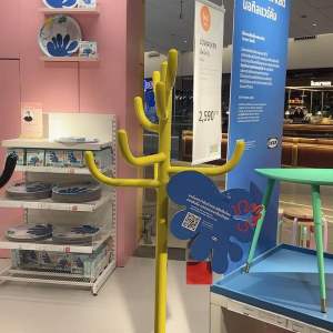 ใหม่ สินค้าอิเกียราคาถูก สุดมินิมอลป BONDSKARET บอนด์แควเรต ที่แขวนหมวกและเสื้อโค้ต มีให้เลือก 3 สี สีเหลือง สีดำ สีม่วง ความยาวสูงถึง 175 ซม.