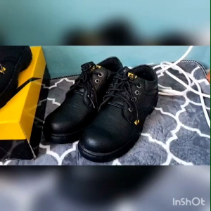 Sepatu Safety CAT Low Cut Ujung Besi Pelindung Kerja dan Proyek
