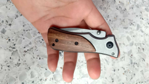 อุปกรณ์เดินป่า ขนาด 15 cm เป็นมีดเพื่อการดำรงชีพ มีดที่มีวัตถุประสงค์เหมาะสำหรับการตั้งแคมป์และการเดินป่า  ใบมีดทำจากโลหะ  สินค้าพร้อมส่งค่ะ