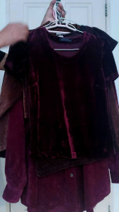 006 เสื้อผ้ามือสอง ยิ่งช่วยให้งามยิ่งมีสวย รวมถึงผ้าแบรนด์ ผ้าป้าย เสื้อแฟชั่น เสื้อลำลอง เสื้อกันหนาว สเวตเตอร์ แจ็คเก็ต