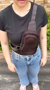 【กระเป๋าคาดอกหนังวัวแท้ใบเล็ก】 กระเป๋าสะพายข้างหนังชามัวร์ 2 ช่องเก็บของ ใส่มือถือ กระเป๋าตังค์ได้ สายสะพายปรับขนาดได้ ใช้ได้ทั้งผู้หญิง ผู้ชาย