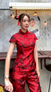 เฮง เฮง ต้นปี แดงดี สีไม่มีตก Set กี่เพ้าคู่ใจไม่พ้นแดง คอจีนผ้าทอลายเกรดพรีเมี่ยมลายดอกดูมีมิติ มาพร้อมกางเกงขายาว พร้อมกระเป๋าใช้งาน ซับในเนื้อนูมีสิ่งที่สำคัญ เสริมอกพร้อม Set นี้ต้องมีนะคะ สำหรับผู้ที่ต้องการเฮงที่สะดวกสบายและมีด้วยตนเ