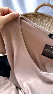 เสื้อยืดคอวีเล็กกุ๊นคอ แต่งกระเป๋าแหลม ผ้าเรย่อนเนื้อนิ่มเด้ง สีเหลือ