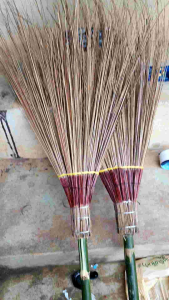 ไม้กวาดทางมะพร้าวขนาดกลาง(M) สีแดง & สีดำ 1 ด้าม