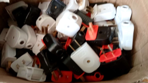 ปลั๊กไฟตัวผู้ 2 ขาแบน16A / 250V รุ่นงอได้ 90 ตกไม่แตกมีตัวรัดสายไปเข้า แน่นไม่หลุดง่าย (ส่งจากไทย)