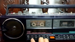 Cassette Hitachi TRK-W4 màu xanh đen còn rất đẹp zin nguyên bản.