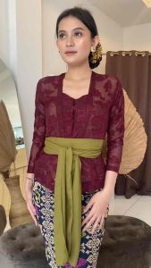 Kebaya Sutra Bulan Daun Premium: Kebaya Sutra Berkualitas Tinggi