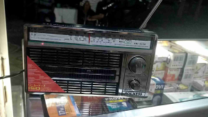 RADIO PORTABLE SOUNESS 4250 AM/FM RADIO MODEL KLASIK