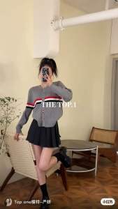 Áo khoác len nữ  khoác cardigan gài nút viền sọc ngang thêu ngực.