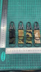 พวงกุญแจ tactical ลายพราง ตะขอเกี่ยวโลหะผสมเหล็กอย่างดี สายไนล่อน ความยาว 12 cm. กว้าง 2.5 cm.