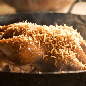 ENTOK UNGKEP SERUNDENG frozen BONUS SAMBAL berbumbu rempah tradisional diungkep hingga meresap lalu dibekukan. Tinggal goreng langsung nikmat!