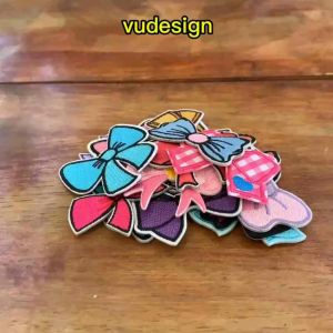 Sticker Dán Vải Sticker Ủi Thêu Quần Áo Balo Túi Mũ Hình Nơ Bow Ruy Băng Ribbon Vudesign
