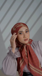 [READY] SPECIAL PRICE!! Jilbab Segi Empat Motif Size 110x110 Cm Callista Scarf by Nadheera Luxury